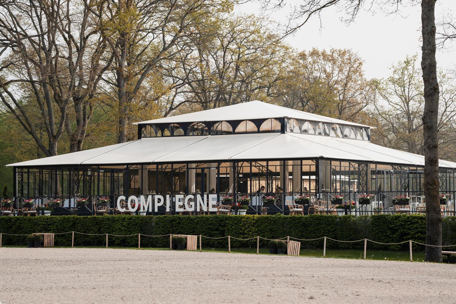 Orangerie de 400 mètres carrés, événementiel professionnel et personnel. anniversaire, mariage, séminaire professionnel au contact de du cheval. équi-coaching.