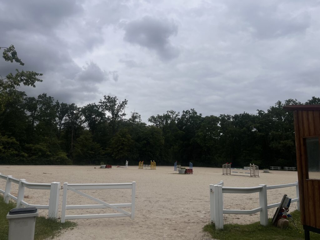 Paddock d'entraînement à la location pour des stages équestres ou pour entraîner vos jeunes chevaux.